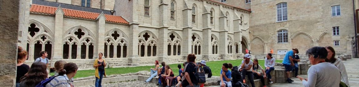 photo nombreux visiteurs cloître abbaye