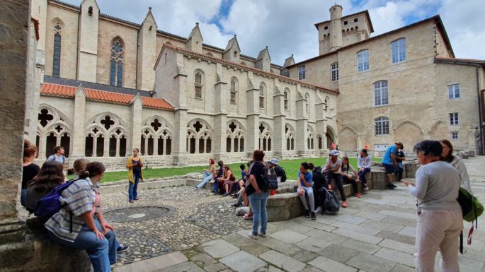 photo nombreux visiteurs cloître abbaye