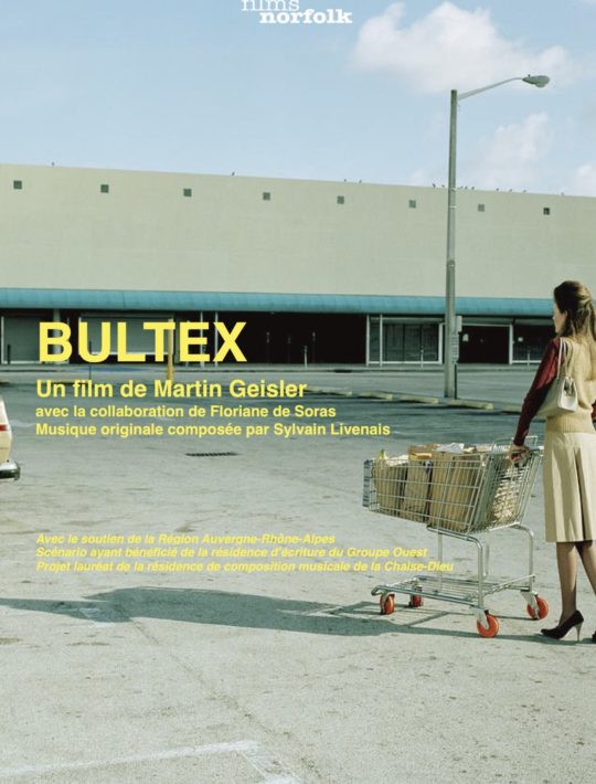 Affiche de film court métrage parking de supermarché désert femme en robe avec un chariot vide