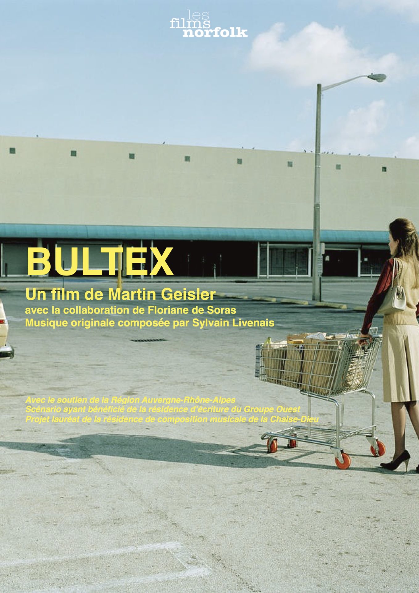 Affiche de film court métrage parking de supermarché désert femme en robe avec un chariot vide