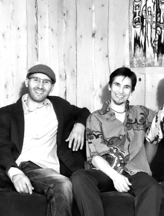 4 musiciens souriants assis sur un canapé